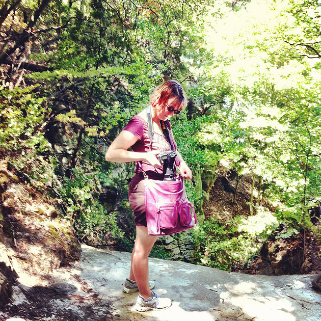Woman and the Epiphanie Lyric bag in plum
